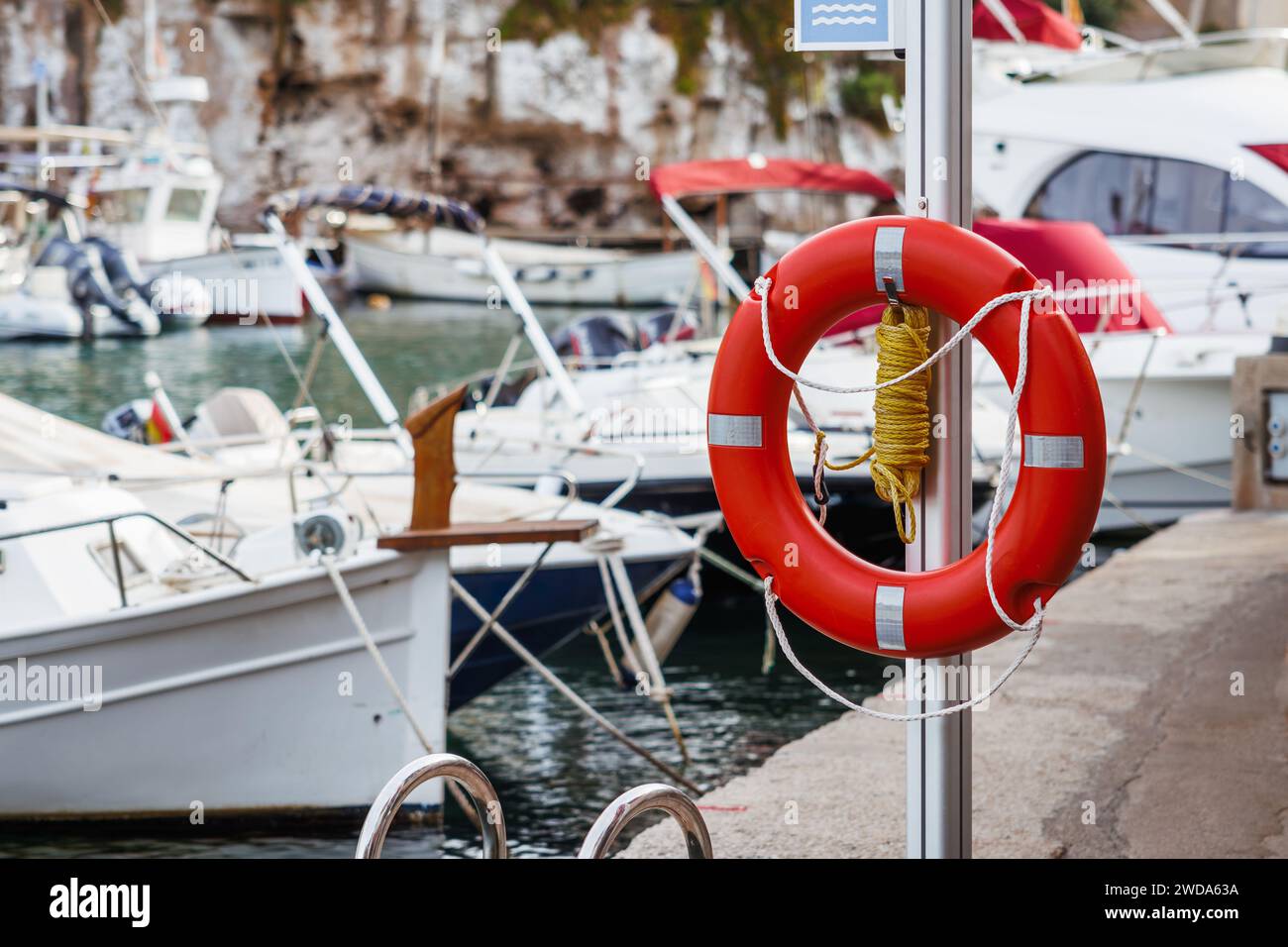 Bouée de sauvetage à Port de Cala Figuera, Mallorca, Espagne. Village de pêcheurs avec bateaux dans les îles Baléares Banque D'Images