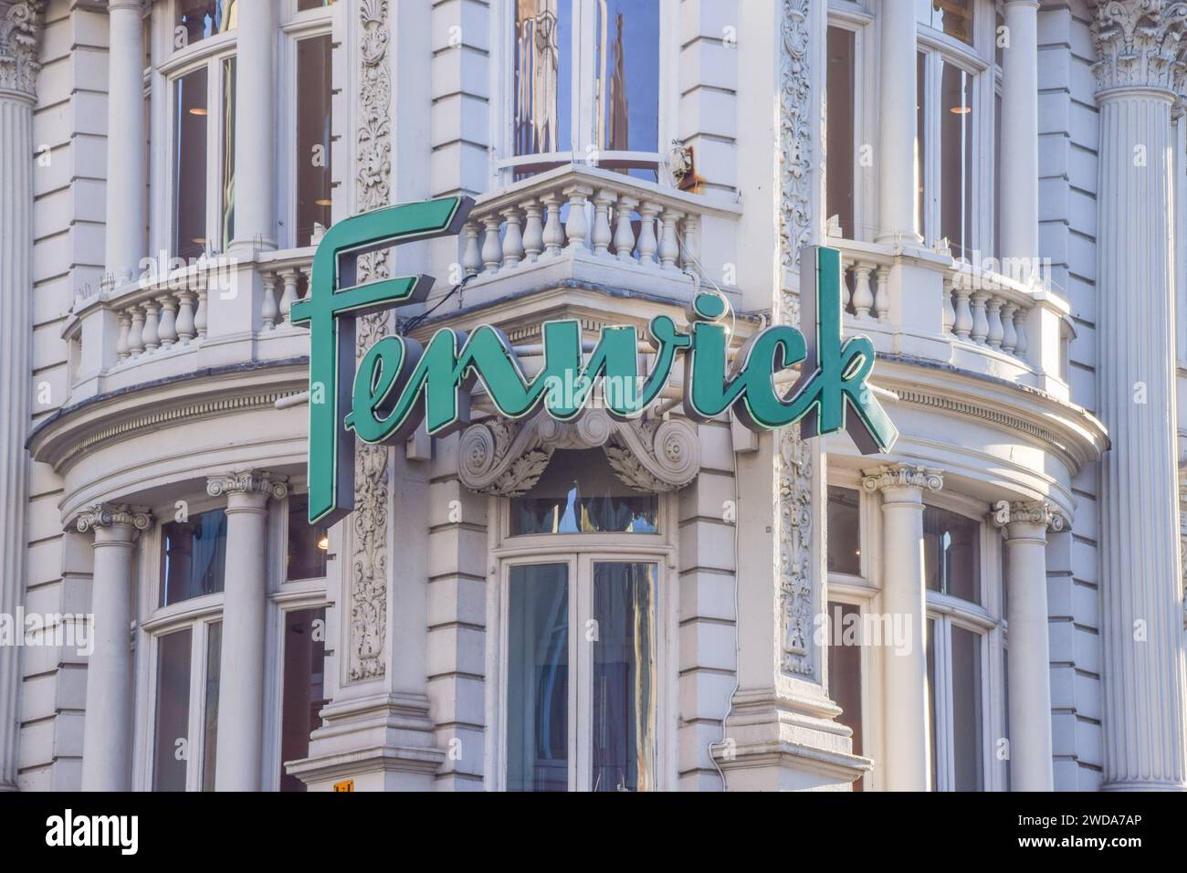 Londres, Royaume-Uni. 18 janvier 2024. Vue extérieure de Fenwick dans New Bond Street. Le grand magasin emblématique devrait fermer après 133 ans. Crédit : Vuk Valcic/Alamy Banque D'Images