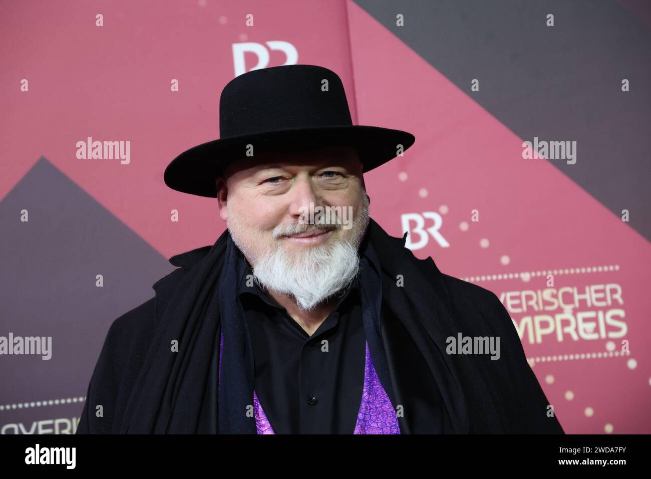 Munich, Allemagne. 19 janvier 2024. Cérémonie de remise des prix du cinéma bavarois : le réalisateur Rainer Kaufmann marche sur le tapis rouge jusqu'à la cérémonie de remise des prix. Le prix récompense des réalisations exceptionnelles depuis 1979. Crédit : Karl-Josef Hildenbrand/dpa/Alamy Live News Banque D'Images