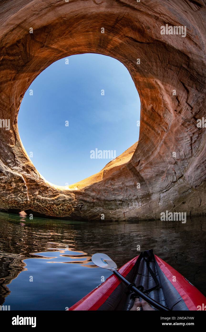 Kayak à l'intérieur de Double-O Arch, Lake Powell, Utah Banque D'Images