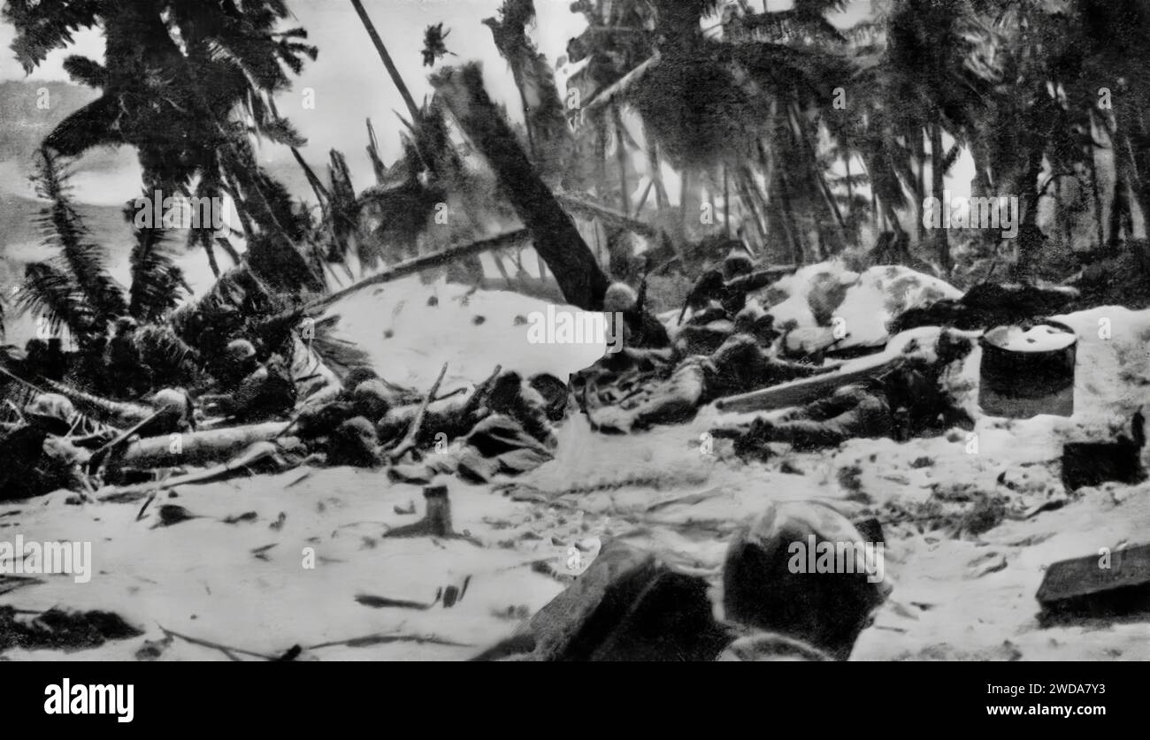 Des Marines américains cherchent refuge derrière des palmiers battus sur la plage de Tarawa dans les îles Gilbert. L'assaut du 20 novembre 1943, sur les îles pendant la Seconde Guerre mondiale fut l'un des plus sanglants de la guerre avec plus de 1 000 Américains tués, beaucoup blessés et 5 000 soldats japonais Banque D'Images