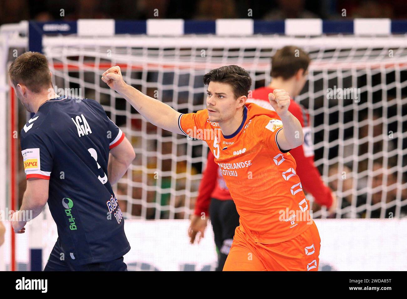 The Netherlands' Rutger ten Velde celebrates during the European Handball Championship, main round, Group 2, between Norway and the Netherlands at the Barclaycard Arena in Hamburg, Germany, Friday Jan. 19, 2024. (Claus Bergmann/dpa via AP) Banque D'Images