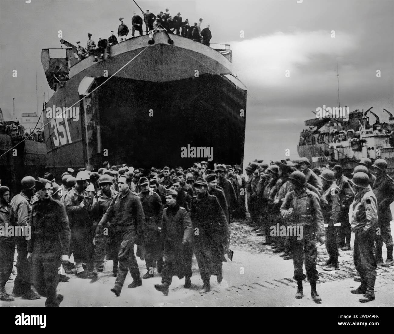 Prisonniers allemands débarquant d'une embarcation de débarquement début février 1944 en route vers un camp de prisonniers. Elle fait suite à la rupture de la ligne Gustav, construite pour défendre l'Italie occidentale, qui s'étend du nord du fleuve Garigliano à l'ouest, en passant par les montagnes des Apennins jusqu'à l'embouchure du fleuve Sangro sur la côte Adriatique à l'est. Banque D'Images