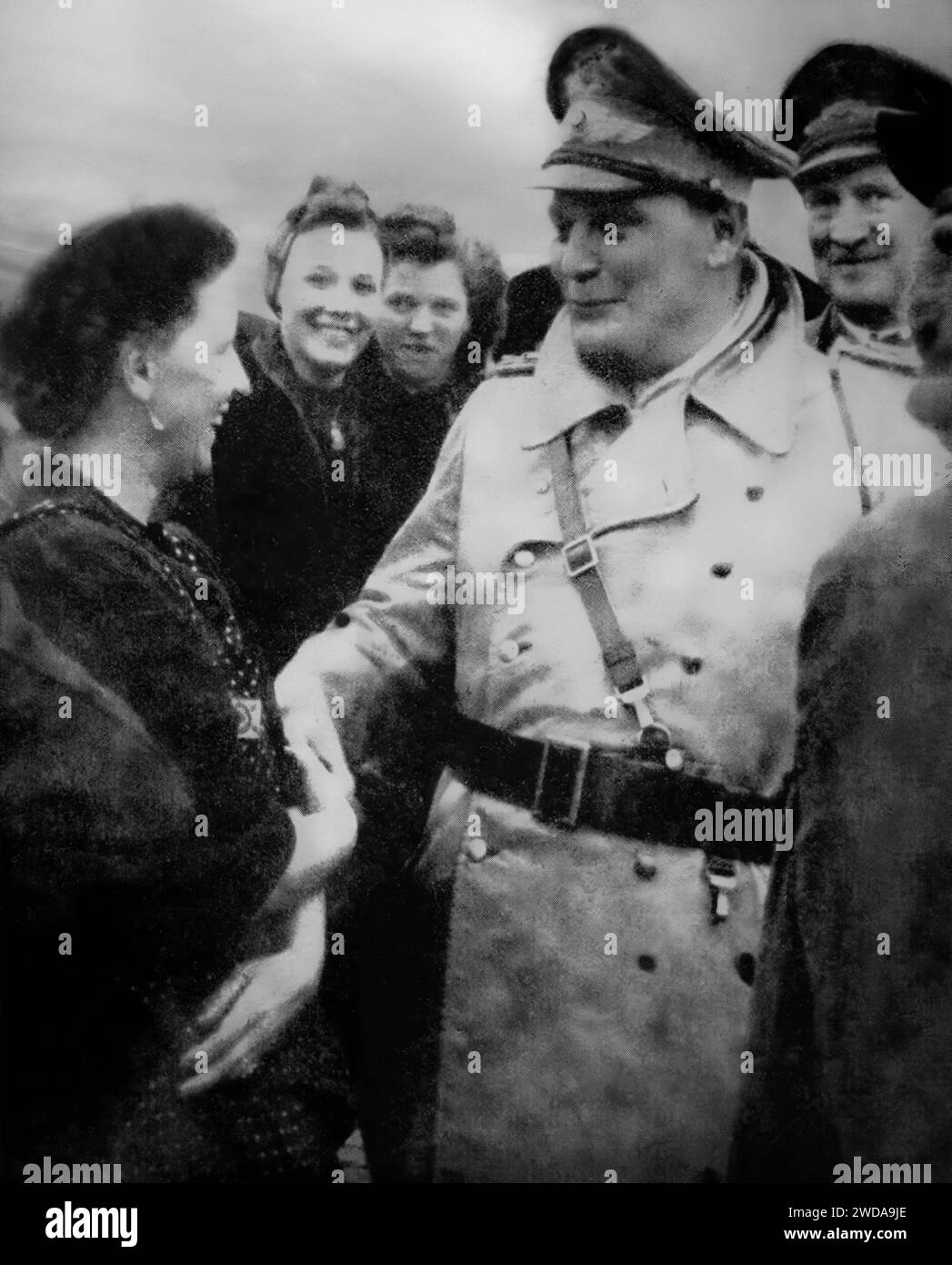 Le maréchal Herman Goering s'entretient avec des femmes après les raids aériens alliés sur l'Allemagne en février 1944. Banque D'Images