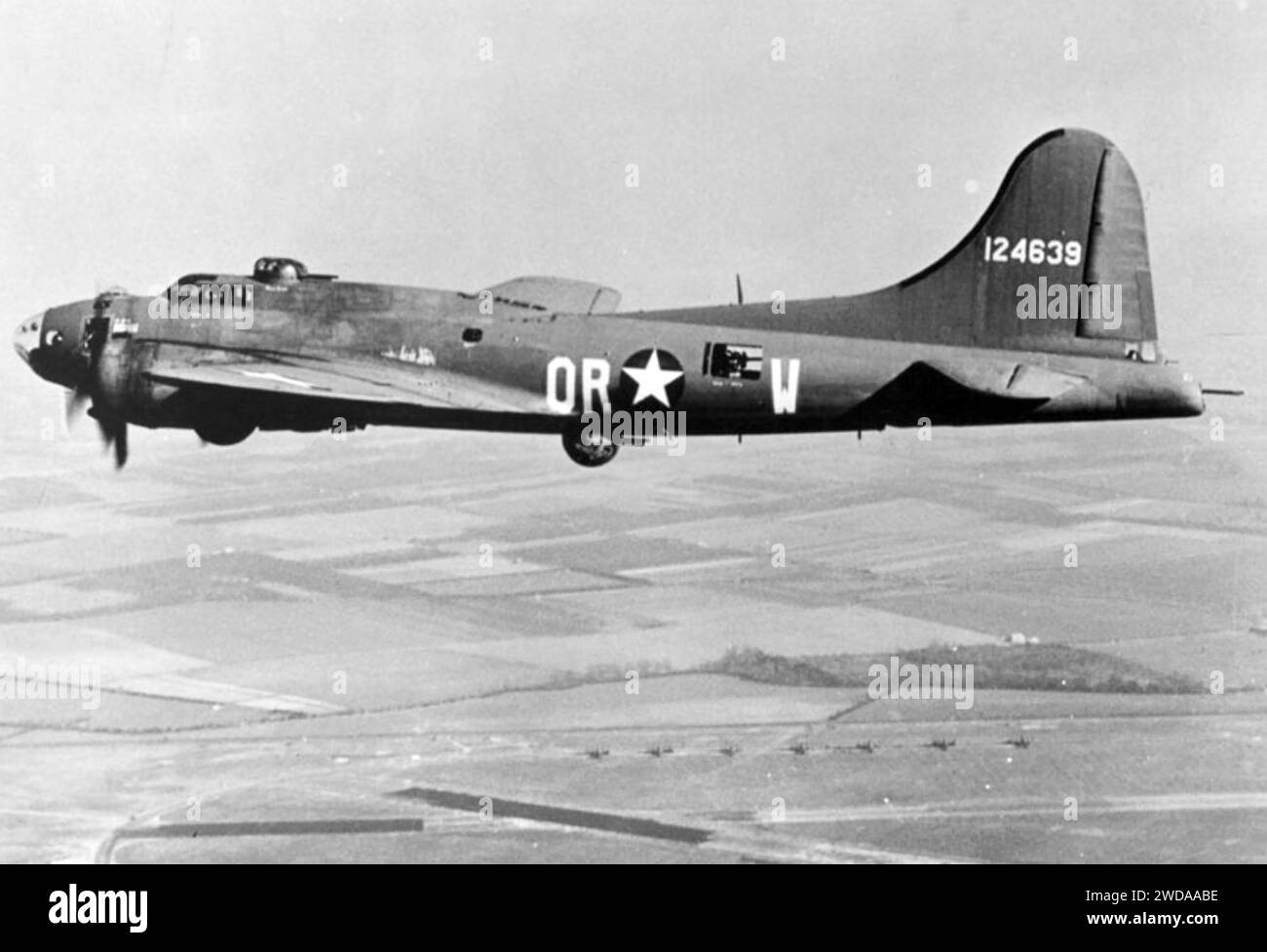 B-17F le prudent Virgin du 323rd USAF Bomb Squadron a complété plus de 30 missions de bombardement avant d'être détruit en attaquant un site de lancement de bombe V en France en août 1944. Banque D'Images