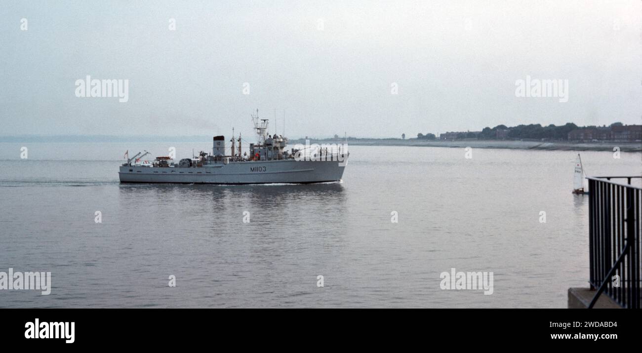 Dragueur de mines HMS Alfriston M1103 ton approchant du port de Portsmouth, Portsmouth, Hampshire, Angleterre, Royaume-Uni Banque D'Images