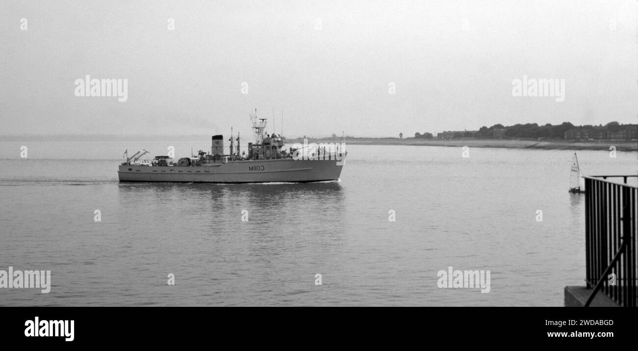 Dragueur de mines HMS Alfriston M1103 ton approchant du port de Portsmouth, Portsmouth, Hampshire, Angleterre, Royaume-Uni Banque D'Images