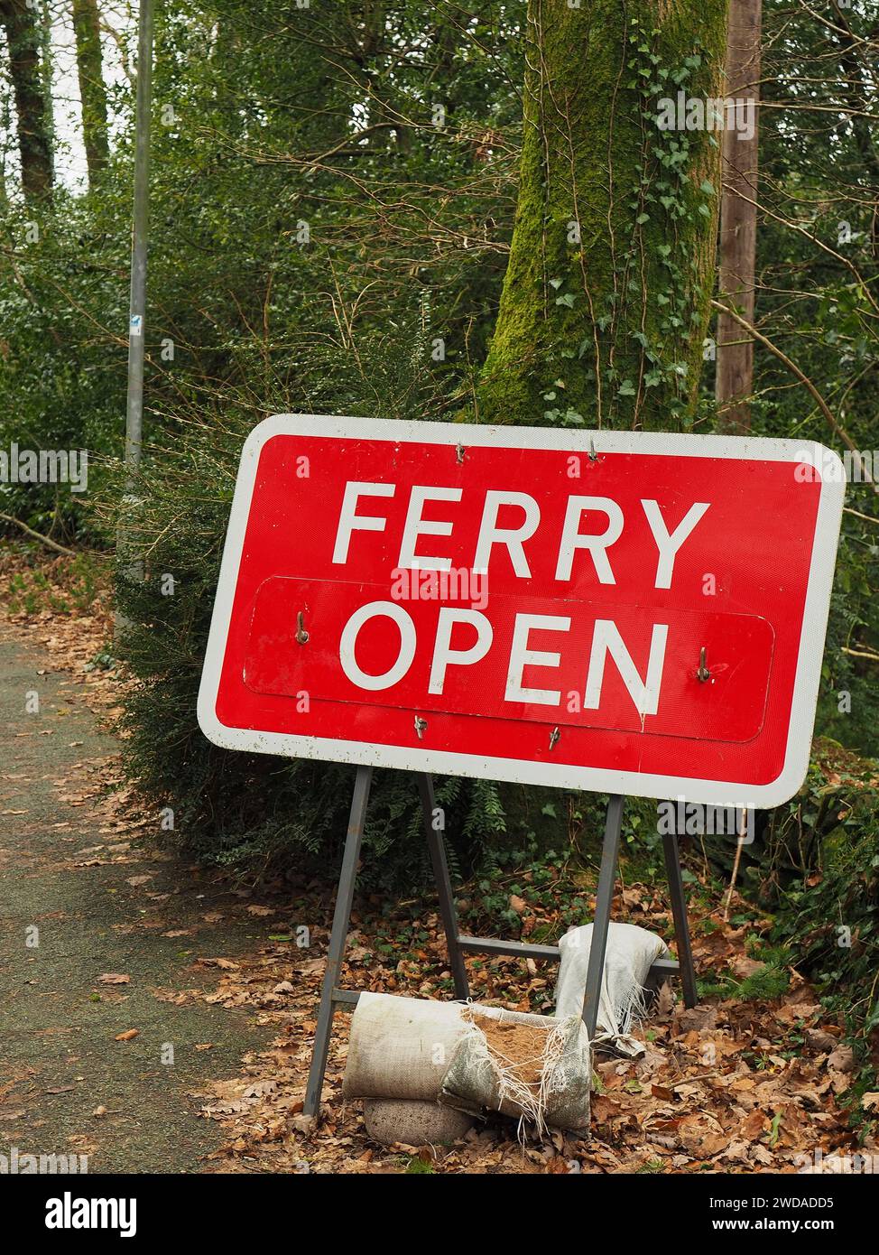 Panneau rouge « ferry ouvert » indiquant que le ferry qui relie les rives est et ouest du lac Windermere est ouvert. Le ferry est souvent fermé en raison de la météo. Banque D'Images