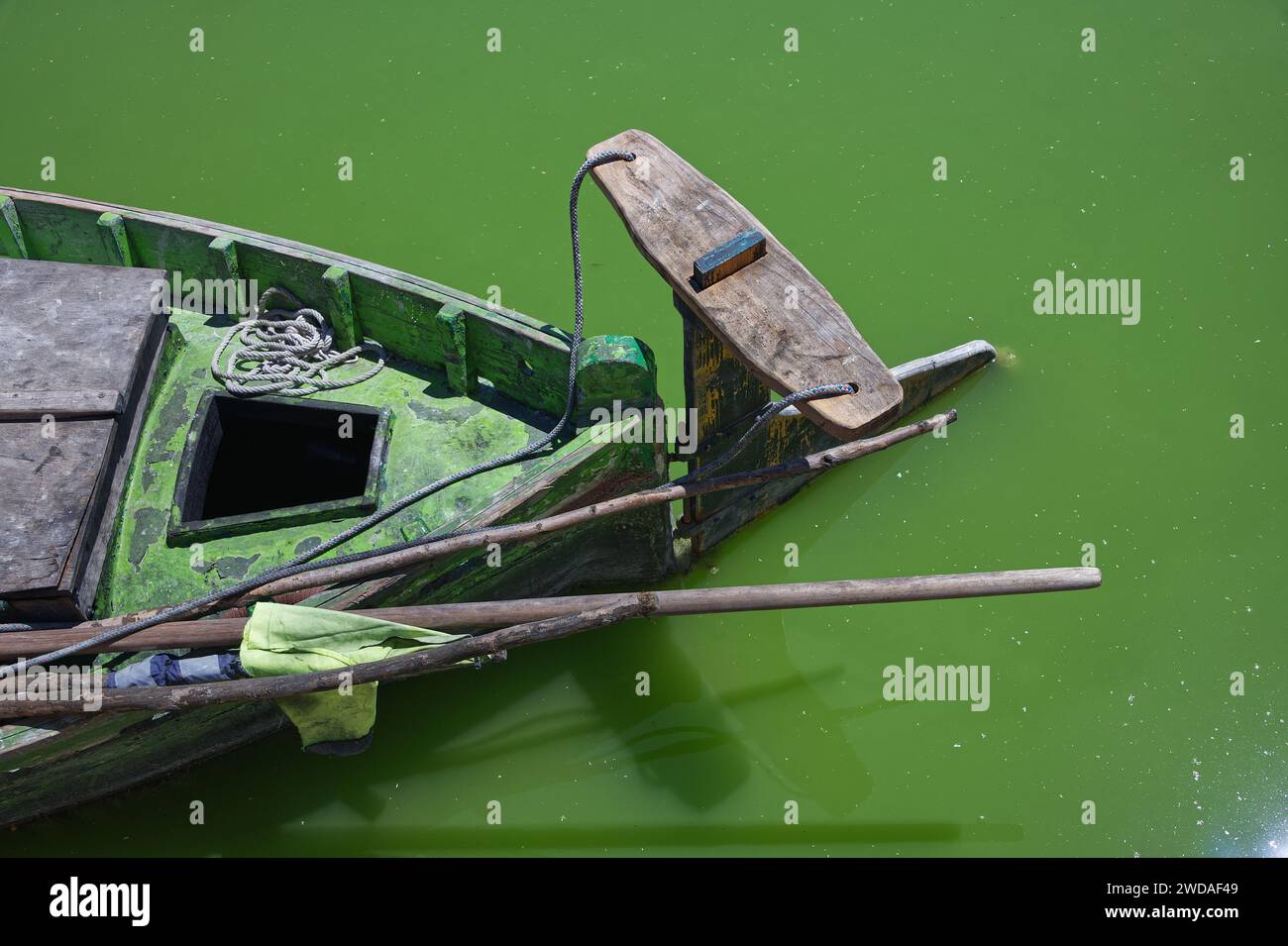 Vue imprenable sur une partie d'un bateau de pêche vert sur une rivière verte sans personnes Banque D'Images