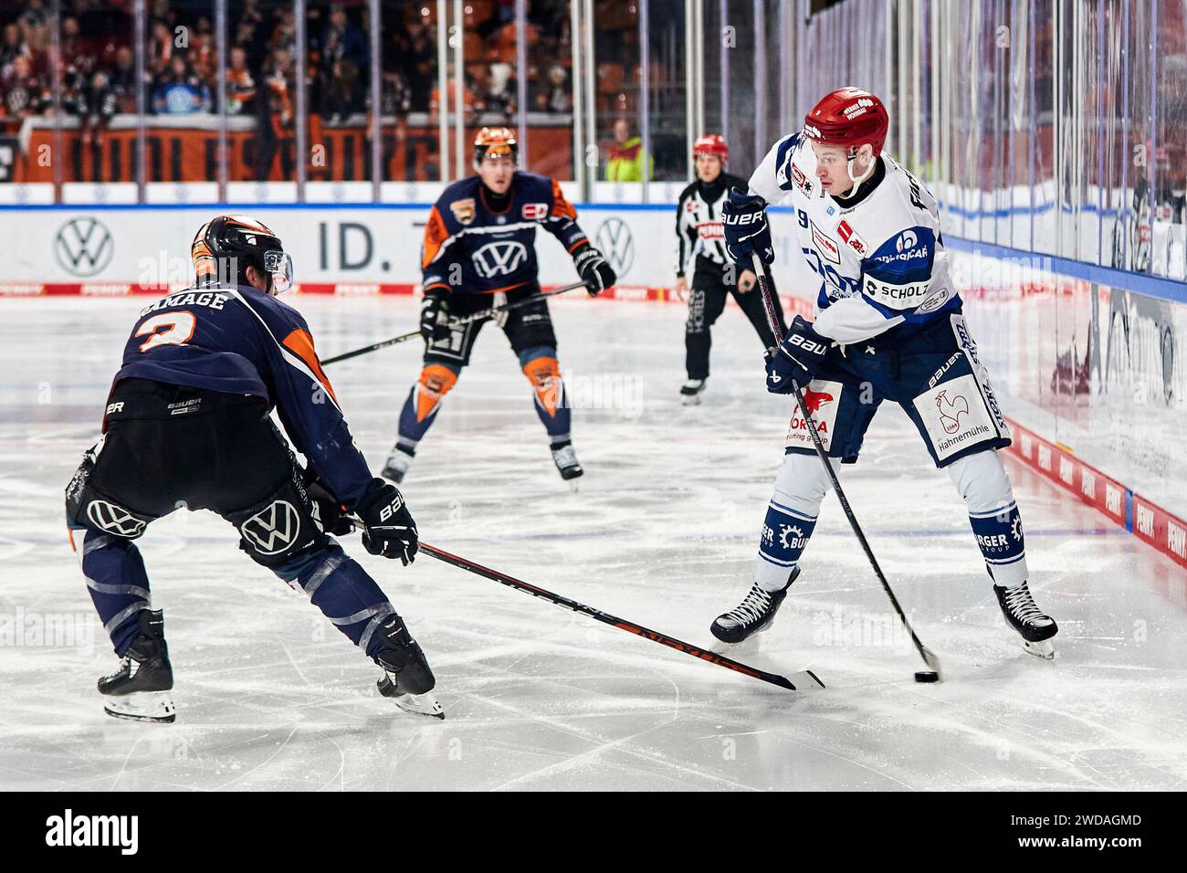 Wolfsburg, Deutschland. 19 janvier 2024. John Ramage (Grizzlys Wolfsburg #2) Philip Feist (Schwenninger Wild Wings #9) Grizzlys Wolfsburg vs Schwenninger Wild Wings, Eishockey, PENNY DEL, saison 2023/2024, 19.01.2024 PHOTO : Eibner-Pressefoto/Jan-Frederic Helbig crédit : dpa/Alamy Live News Banque D'Images