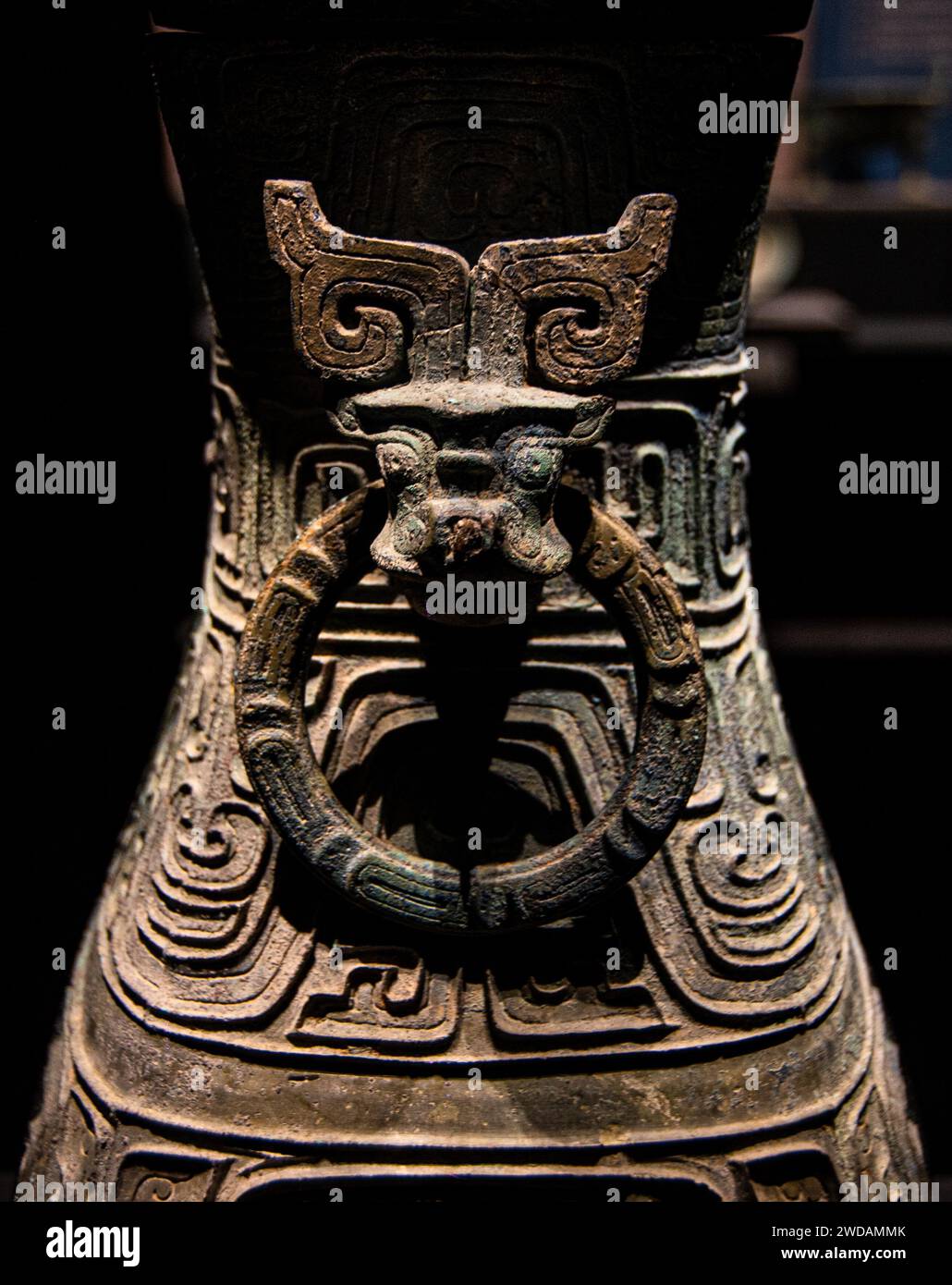 Un gros plan des objets en bronze du musée provincial du Hubei présente des motifs exquis et des décorations de tête de vache réalistes. Banque D'Images