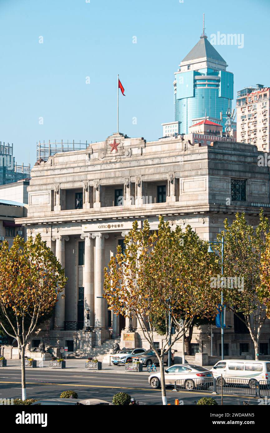 Toit à l'ancienne sur un grand bâtiment, niché au milieu d'une végétation luxuriante Banque D'Images