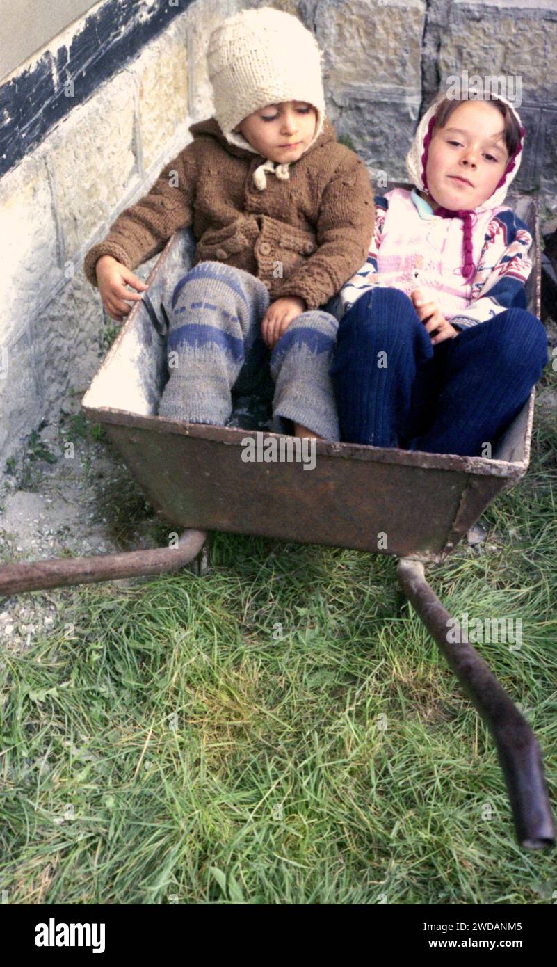 Comté de Vrancea, Roumanie, env. 1995. Deux enfants jouant dans une brouette. Banque D'Images