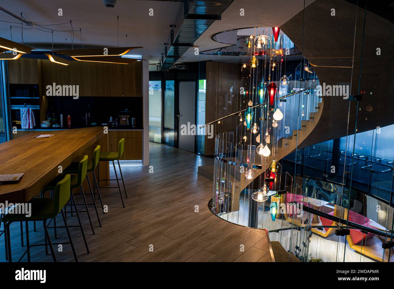 Des lumières colorées illuminent une cage d'escalier dans un affichage captivant Banque D'Images