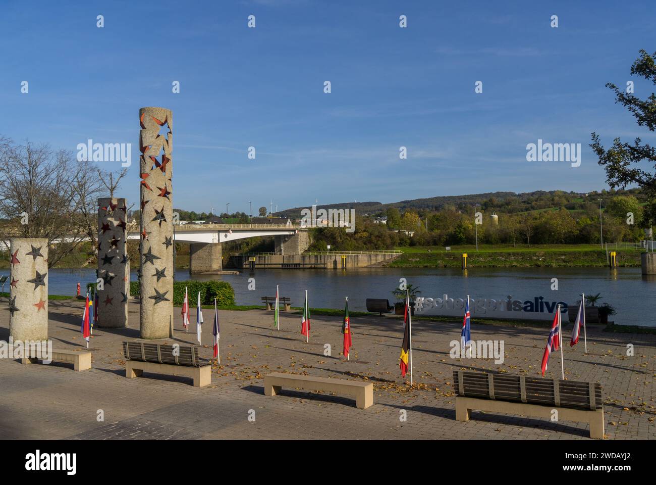 Monument européen dans le village Schengen avec vue sur la Moselle Banque D'Images