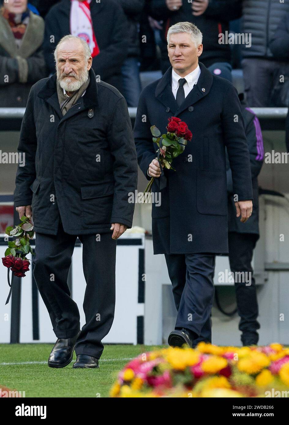 Muenchen, Deutschland. 19 janvier 2024. Hans-Georg Katsche Schwarzenbeck (Weggefaehrte und ehemaliger Fussballspieler, FC Bayern Muenchen) und Bastian Schweinsteiger (ehemaliger Fussballer, FC Bayern Muenchen) mit Rosen auf dem Rasen. GER, FC Bayern Muenchen, Gedenkfeier fuer Franz Beckenbauer, Allianz-Arena, 19.01.2024. Photo : Eibner-Pressefoto/Heike Feiner crédit : dpa/Alamy Live News Banque D'Images