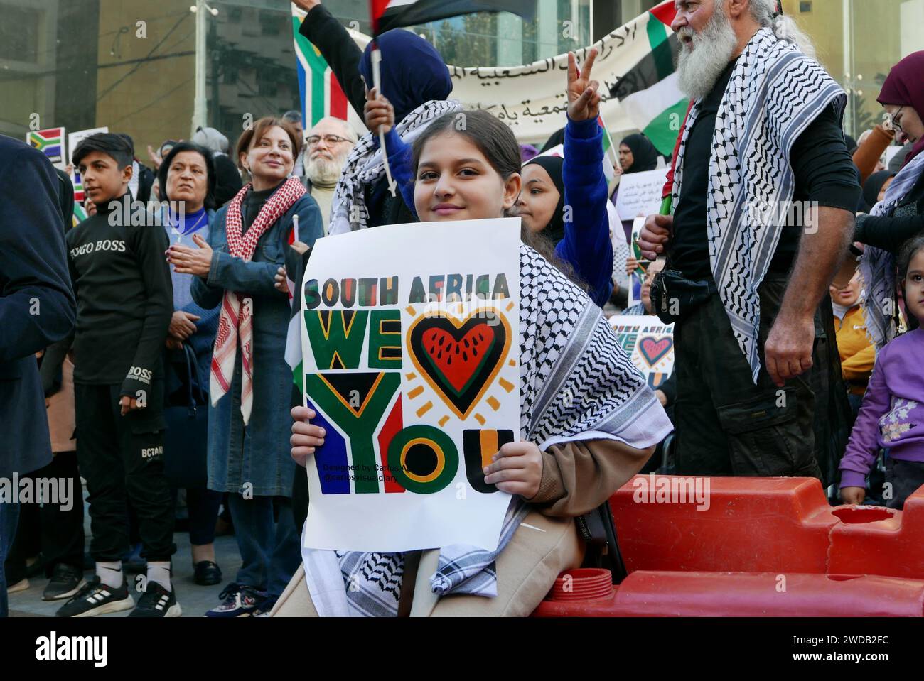 Beyrouth, Liban. 19 janvier 2024. Une centaine de militants pro-palestiniens se rassemblent devant le consulat honoraire sud-africain à Beyrouth, au Liban, le 19 2024 janvier. En décembre dernier, l’Afrique du Sud a déposé une plainte contre Israël devant la Cour internationale de Justice (CIJ), accusant son gouvernement de génocide contre les Palestiniens à Gaza après plus de deux mois de bombardements continus. (Photo Elisa Gestri/Sipa USA) crédit : SIPA USA/Alamy Live News Banque D'Images