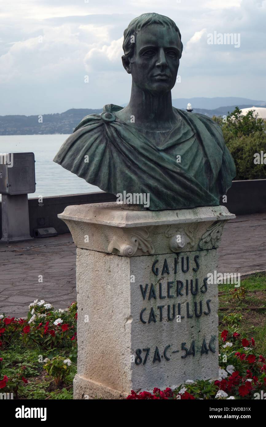 SIRMIONE, ITALIE - 21 SEPTEMBRE 2023 : buste du monument au poète romain Gaius Valerius Catullus Banque D'Images