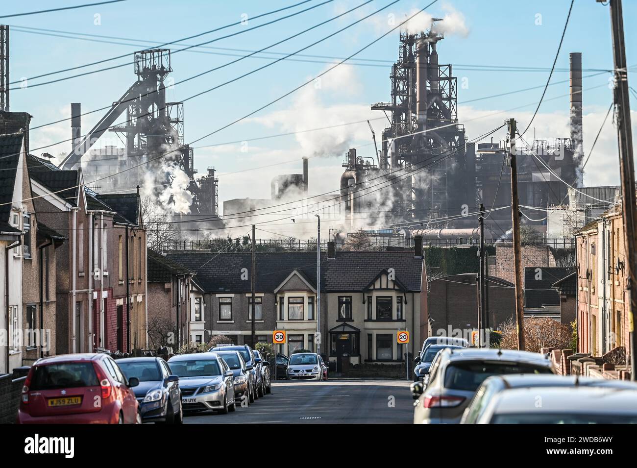 19 janvier 2024, Port Talbot, pays de Galles. Les hauts fourneaux de l'usine de Port Talbot Tata Steel planent sur les maisons le jour où le géant indien de l'acier a annoncé la perte de 3000 emplois au Royaume-Uni, la plupart à Port Talbot. Banque D'Images