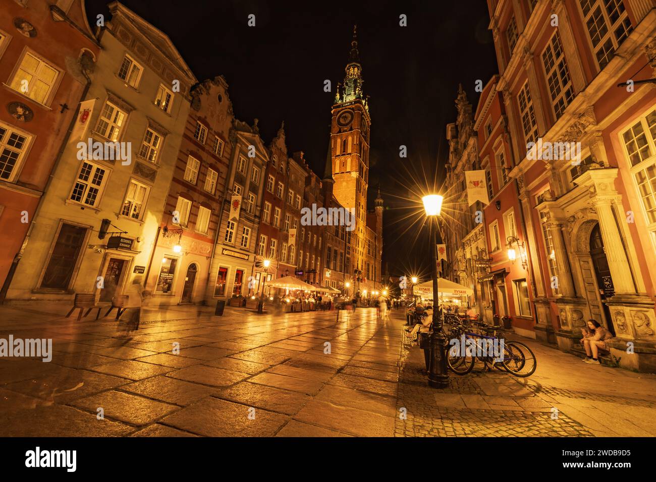 Gdansk, Pologne - septembre 7 2023 : beaux paysages urbains nocturnes des rues et des bâtiments de la ville de Gdansk Banque D'Images