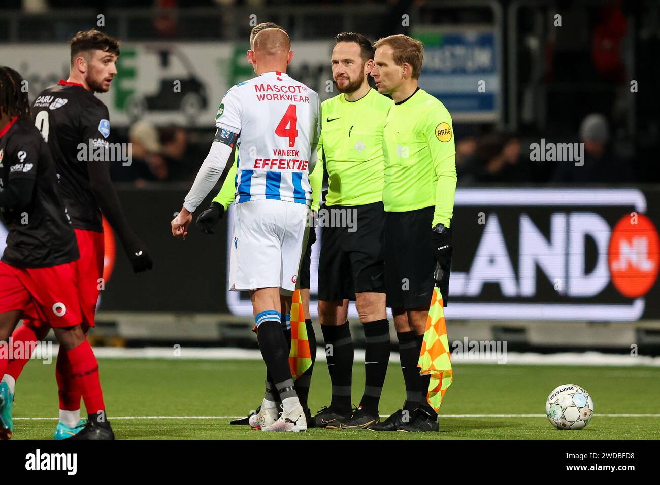 Rotterdam, Nederland. 19 janvier 2024. ROTTERDAM, NEDERLAND - JANVIER 19 : arbitre Edwin van de Graaf, arbitre assistant Richard Brondijk, Sven van Beek du sc Heerenveen à la fin du match lors du match néerlandais d'Eredivisie entre l'Excelsior Rotterdam et le sc Heerenveen au Van Donge & de Roo Stadion le 19 janvier 2024 à Rotterdam, Nederland. (Photo Hans van der Valk/Orange Pictures) crédit : Orange pics BV/Alamy Live News Banque D'Images