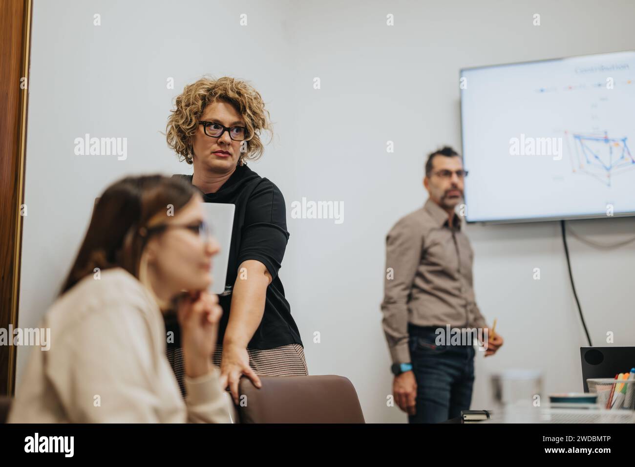 Les gens d'affaires collaborant dans une réunion de salle de conseil pour analyser et discuter des statistiques. Banque D'Images