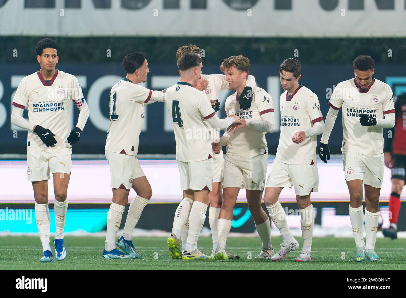 Helmond, pays-Bas. 19 janvier 2024. HELMOND, NETHERLANDSE - JANVIER 19 : Wessel Kuhn du PSV U23 célèbre après avoir marqué le deuxième but de l'équipe avec ses coéquipiers lors du match néerlandais Keuken Kampioen Divisie entre Helmond Sport et Jong PSV au GS Staalwerken Stadion le 19 janvier 2024 à Helmond, pays-Bas. (Photo de Joris Verwijst/Orange Pictures) crédit : Orange pics BV/Alamy Live News Banque D'Images