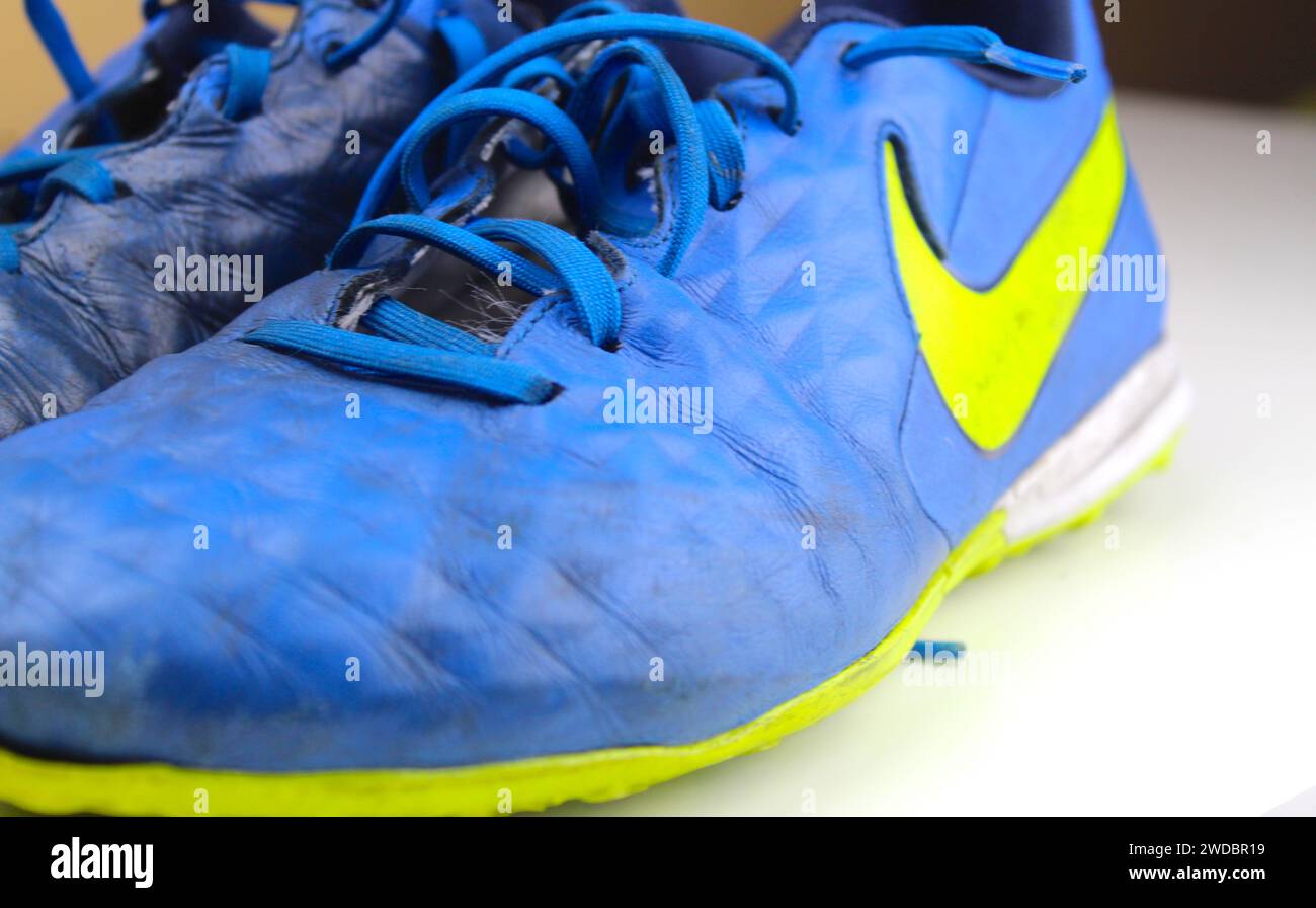 Dublin, Irlande - 13 février 2024 : une photo de chaussures Nike Tiempo Legend 8 Pro bleues et jaunes sur une surface blanche. Banque D'Images