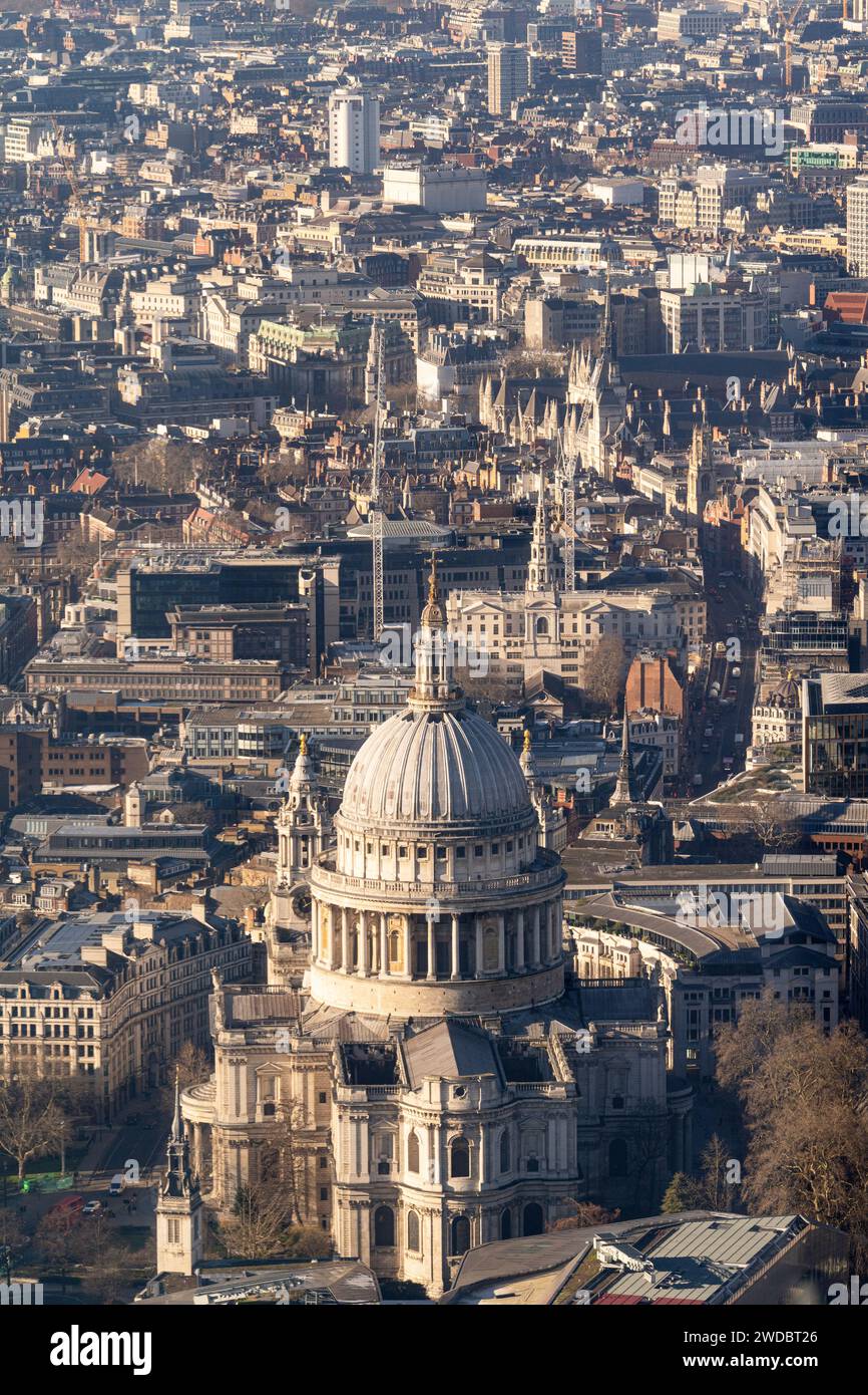 La City de Londres est un quartier financier historique. Les gratte-ciel d'entreprise modernes se trouvent au-dessus des vestiges des ruelles médiévales ci-dessous Banque D'Images
