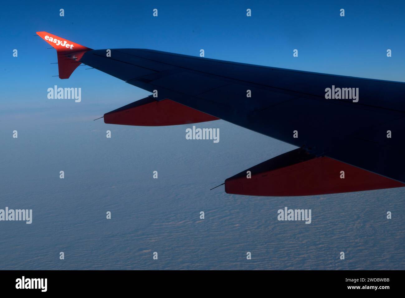 Logo easyJet logo Easy Jet sur l'aile de l'avion, volant au-dessus des nuages au-dessus de l'Europe centrale. Années 2024 2020 HOMER SYKES . Banque D'Images