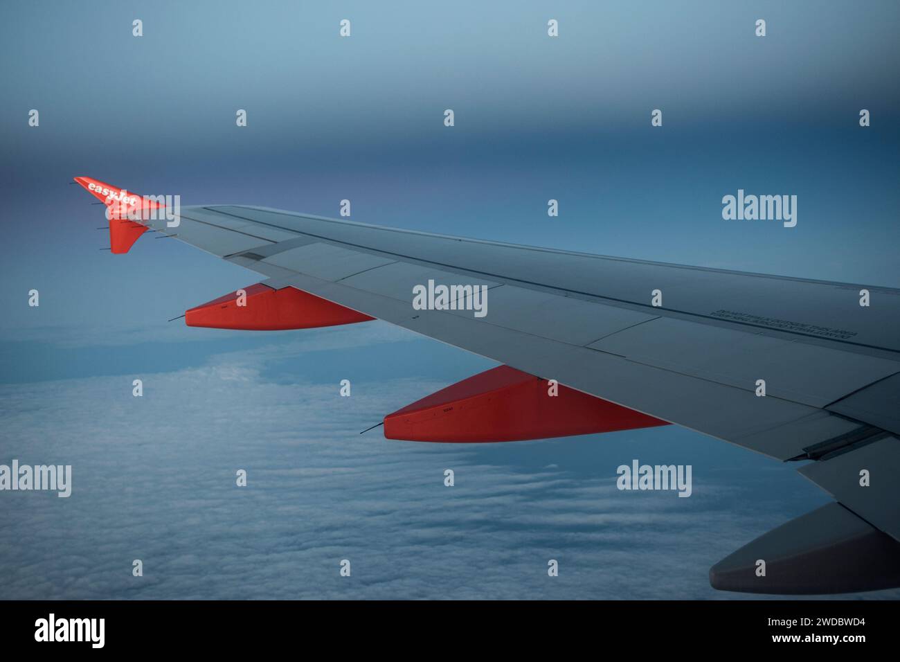 Logo easyJet logo Easy Jet sur l'aile de l'avion, volant au-dessus des nuages au-dessus de l'Europe centrale. HOMER SYKES des années 2024 2020 Banque D'Images