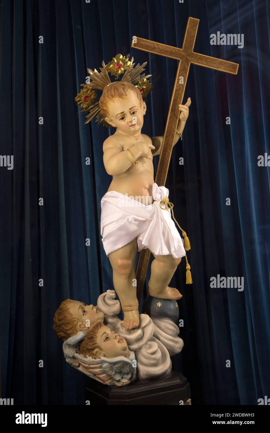 Sculpture polychrome de l'enfant Christ portant une croix dans l'église Saint-Laurent, Vittoriosa, Malte, île de Malte, 2024, 2020s, HOMER SYKES Banque D'Images