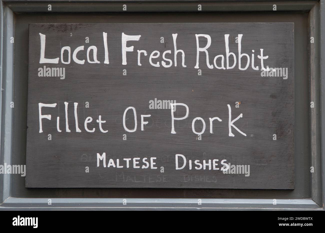Lapin sur le panneau de menu à l'extérieur d'un restaurant à la Valette, le lapin est le plat national de Malte. La Valette, Malte, Île de Malte, 2024, années 2020 HOMER SYKES Banque D'Images