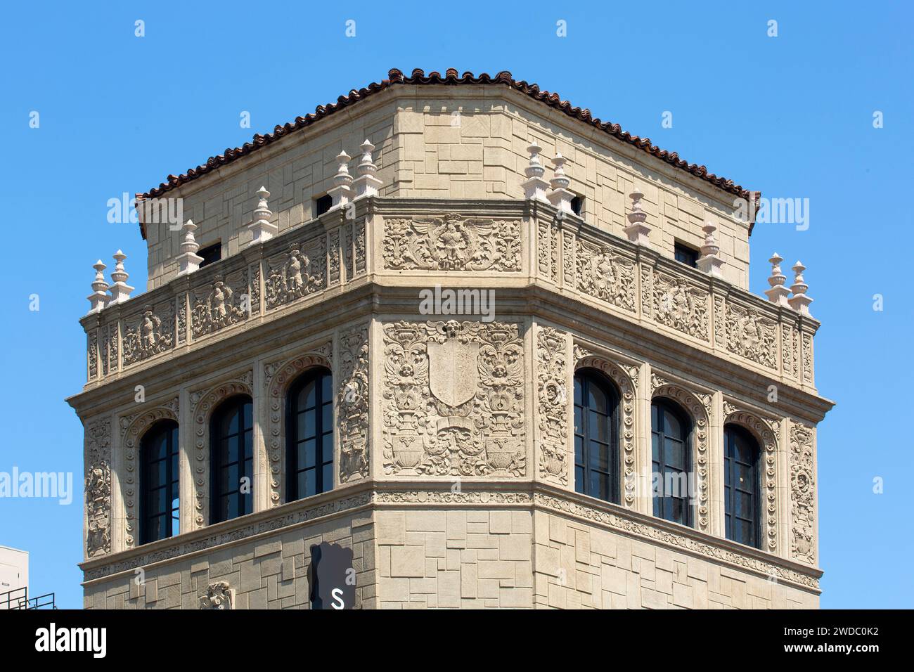 Photographie architecturale professionnelle de Chapman court, bâtiment à usage mixte du renouveau espagnol conçu par Morgan, Walls & Clements 1928, 6th St à LOS ANGELES Banque D'Images