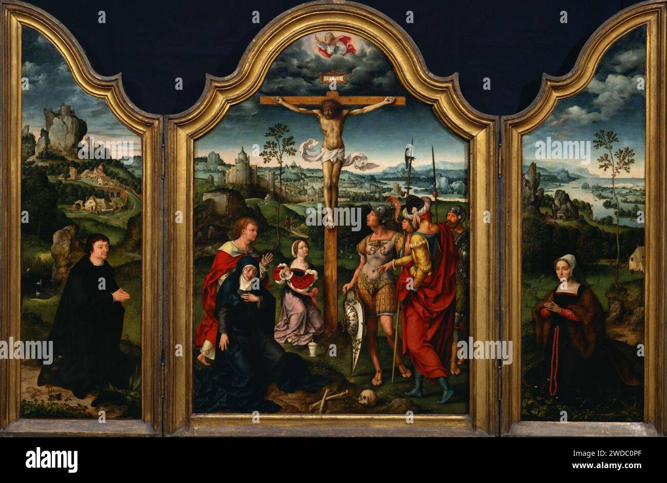 20201010065013!Joos van Cleve - Triptyque- la Crucifixion flanquée par le donneur agenouillé et sa femme Banque D'Images