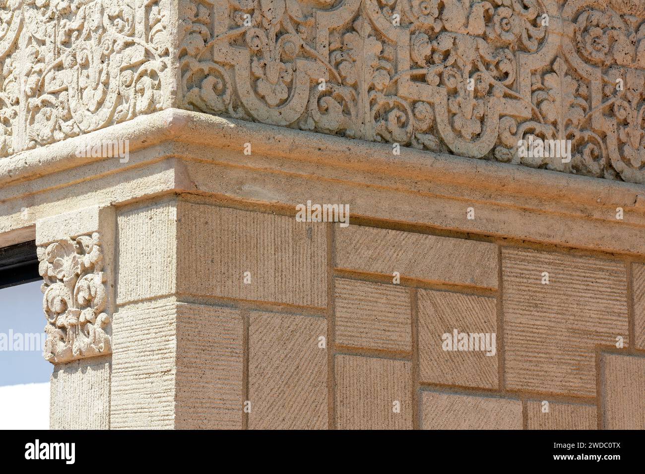 Photographie architecturale professionnelle de Chapman court, bâtiment à usage mixte de style néo-espagnol conçu par Morgan, Walls & Clements 1928, 6th St à L.A. Banque D'Images