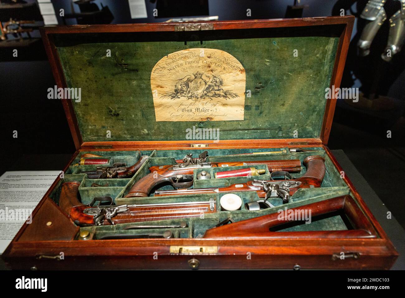 New York, NY, États-Unis. 19 janvier 2024. Le Winter Show, une exposition annuelle d'antiquités et d'arts décoratifs, qui bénéficie à l'East Side Settlement House, a ouvert ses portes dans l'Armory du septième régiment sur Park Avenue ; le spectacle dure jusqu'au 28 janvier. Une paire de pistolets à silex en duel et un pistolet d'officier par-dessus et par-dessous avec une crosse détachable faite par Joseph Egg montré par Peter Finer. Crédit : Ed Lefkowicz/Alamy Live News Banque D'Images
