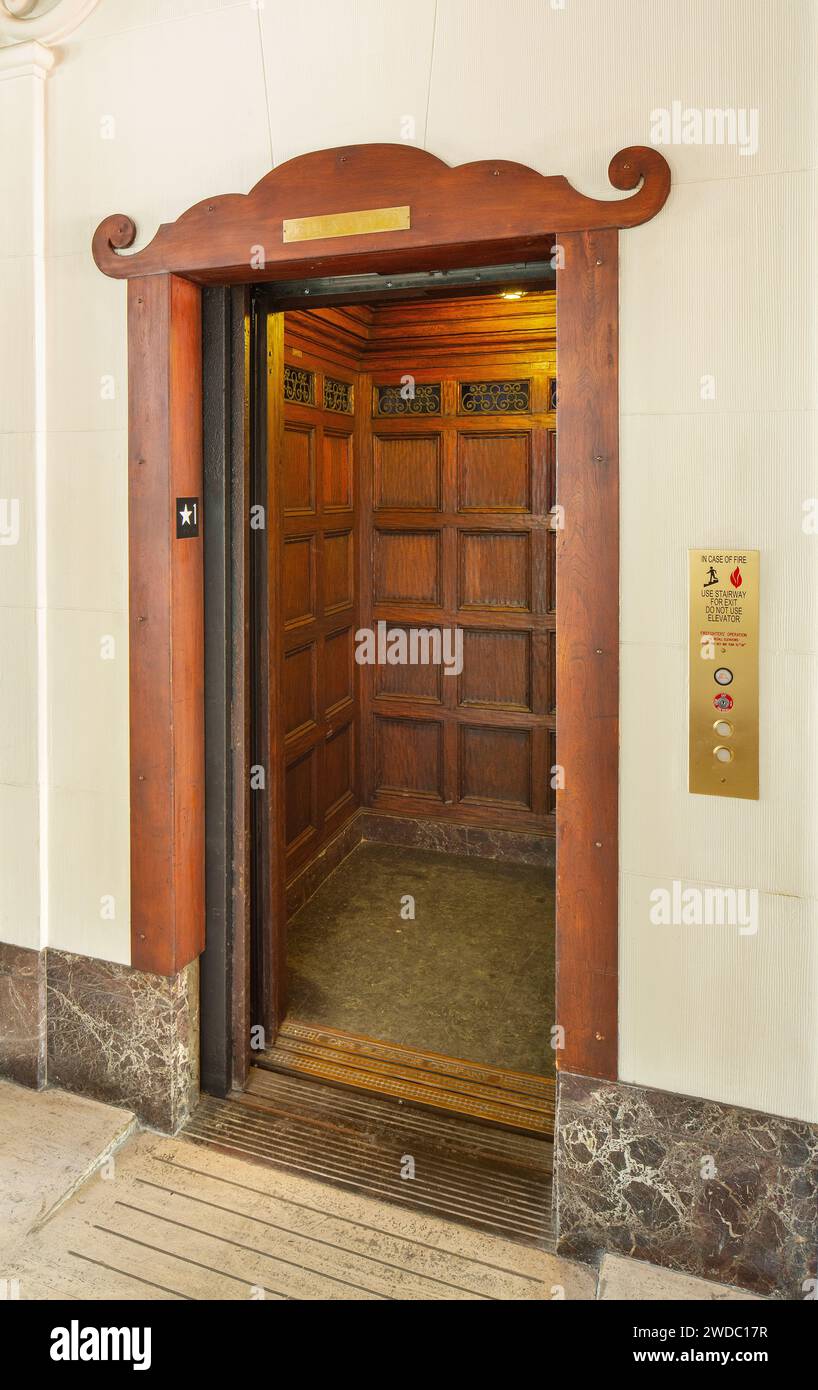 Photographie architecturale professionnelle de Chapman court, bâtiment à usage mixte de style néo-espagnol conçu par Morgan, Walls & Clements 1928, 6th St à L.A. Banque D'Images