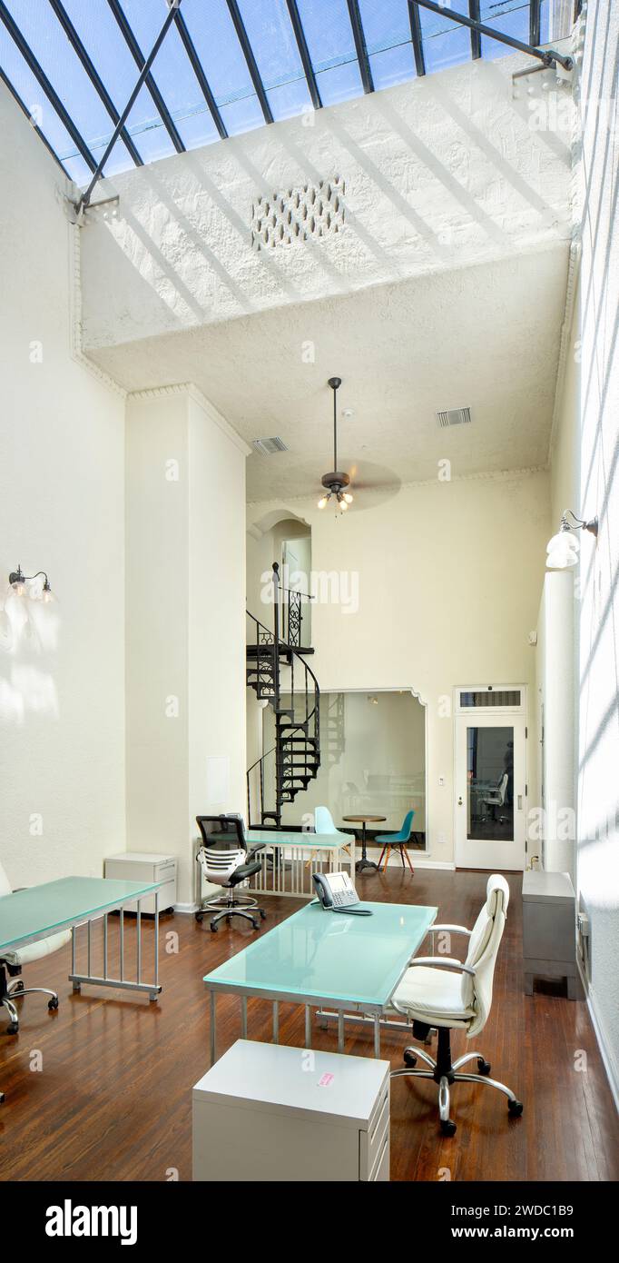 Photographie architecturale professionnelle de Chapman court, bâtiment à usage mixte de style néo-espagnol conçu par Morgan, Walls & Clements 1928, 6th St à L.A. Banque D'Images