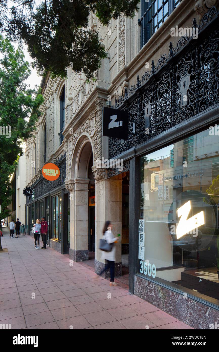 Photographie architecturale professionnelle de Chapman court, bâtiment à usage mixte de style néo-espagnol conçu par Morgan, Walls & Clements 1928, 6th St à L.A. Banque D'Images