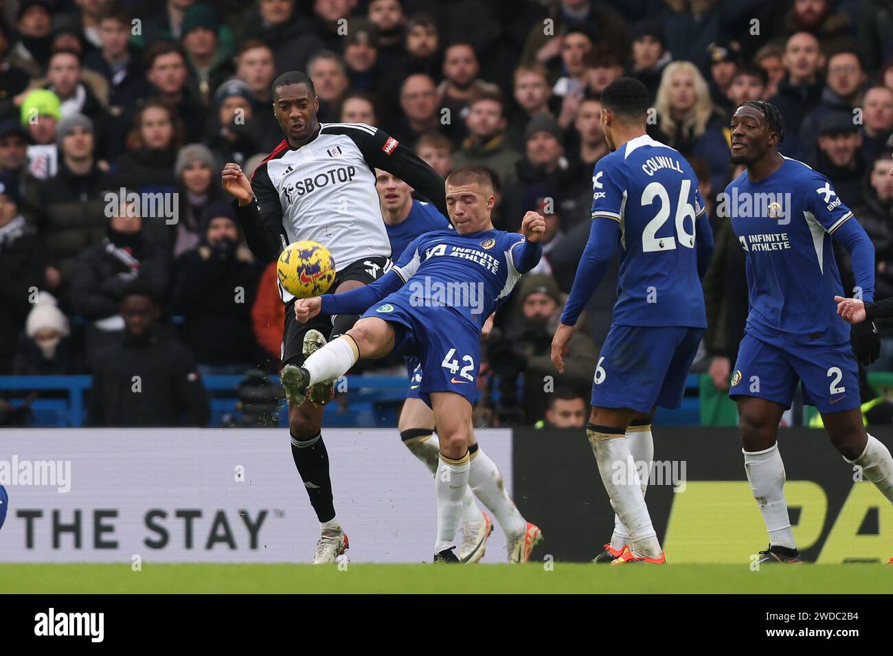 Londres, Royaume-Uni. 14 janvier 2024. Alfie Gilchrist, de Chelsea, obtient une opportunité Fulham devant Tosin Adarabioyo, de Fulham, lors du match de Premier League entre Chelsea et Fulham à Stamford Bridge, Londres, Angleterre, le 13 janvier 2024. Photo de Ken Sparks. Usage éditorial uniquement, licence requise pour un usage commercial. Aucune utilisation dans les Paris, les jeux ou les publications d'un seul club/ligue/joueur. Crédit : UK Sports pics Ltd/Alamy Live News Banque D'Images