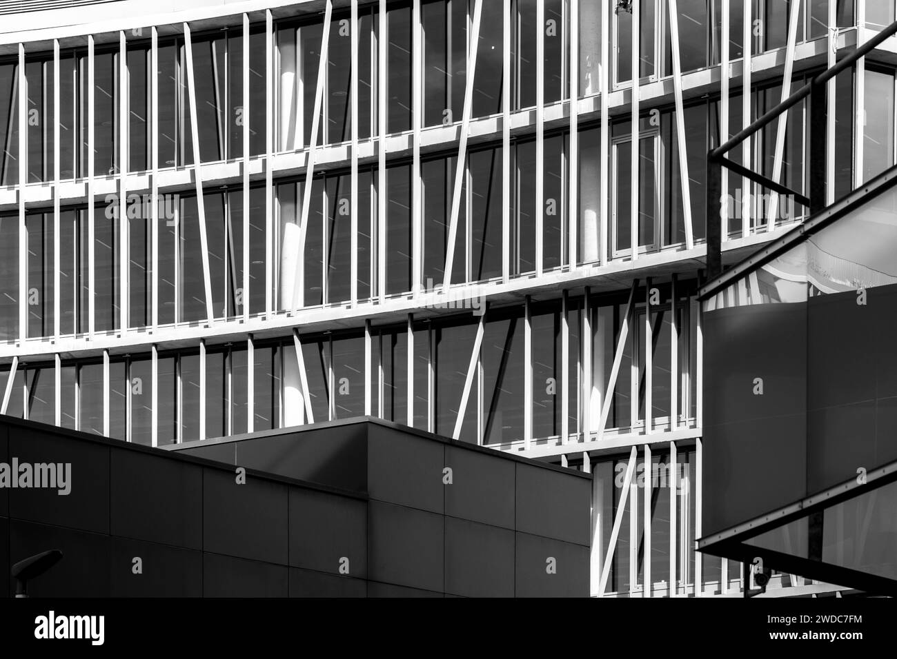 Détail abstrait d'une façade d'un immeuble de bureaux moderne Banque D'Images