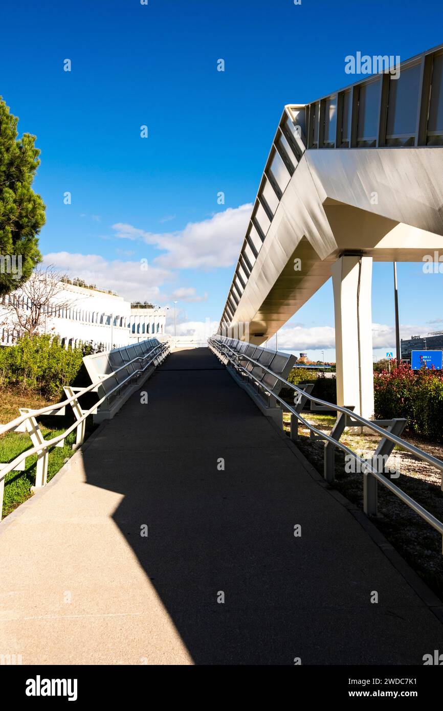 Rampe pour personnes handicapées sur une passerelle piétonne Banque D'Images