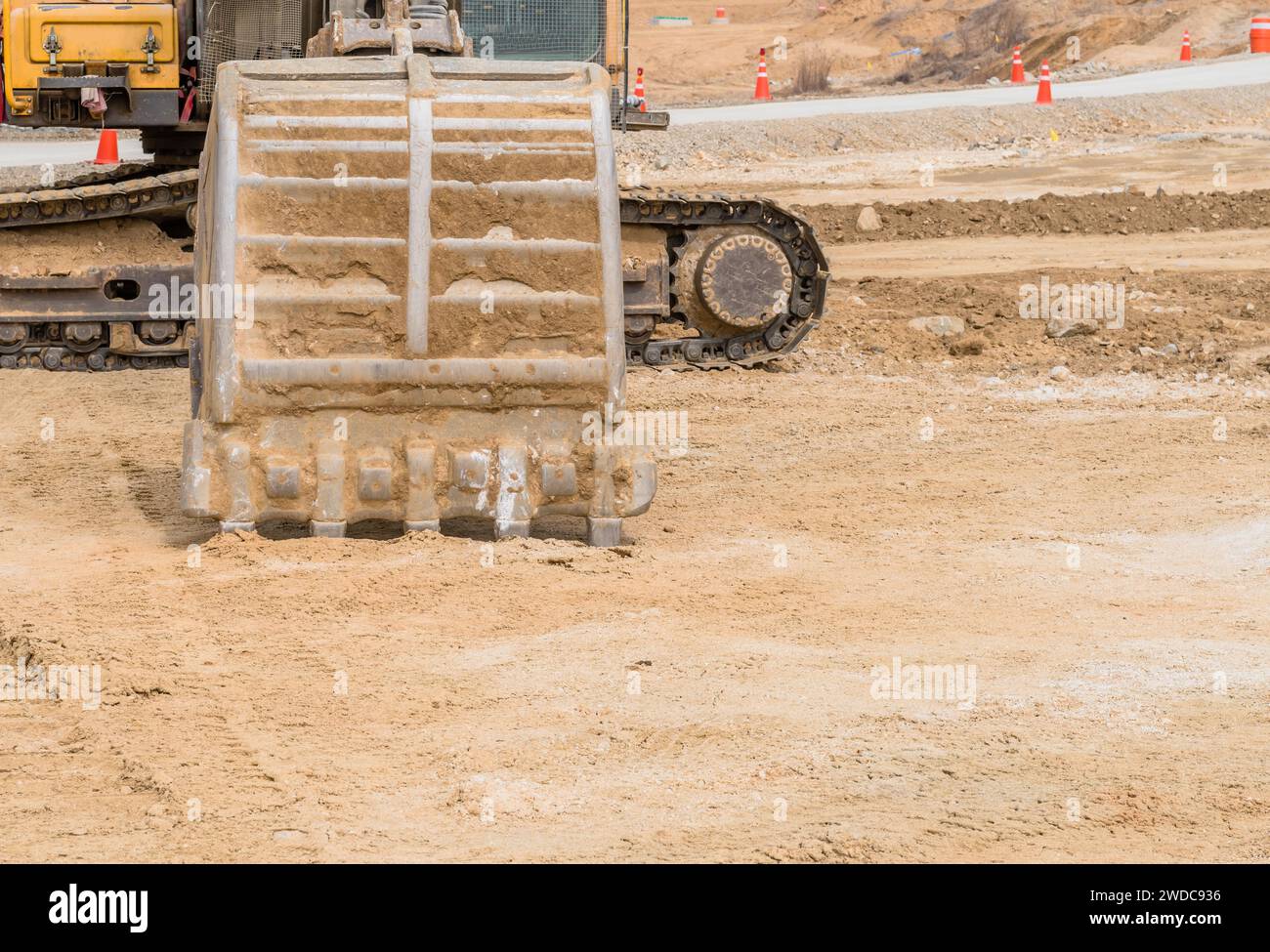 Vue avant du godet de pelleteuse reposant sur le sol sur le chantier, Corée du Sud, Corée du Sud Banque D'Images
