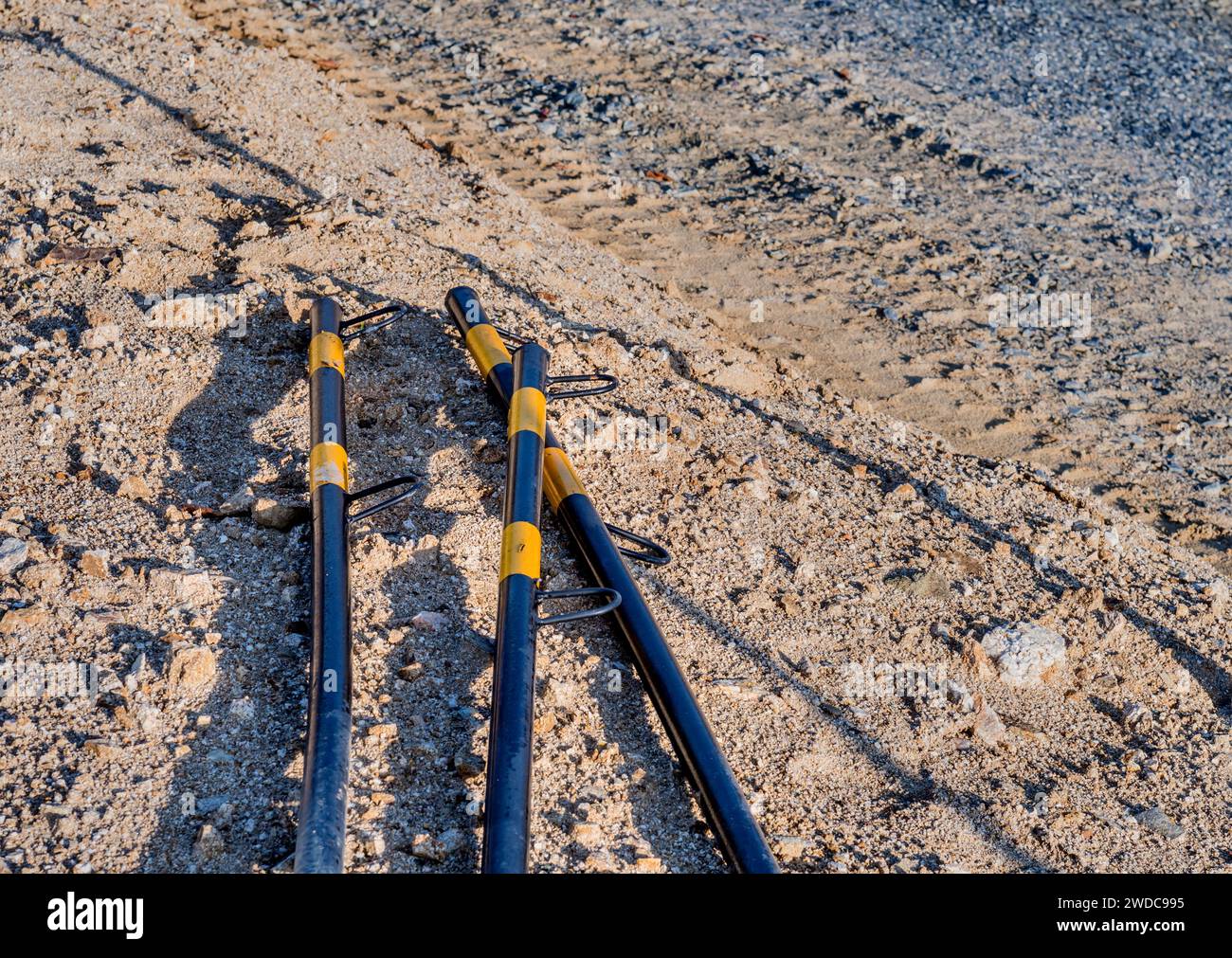 Poteaux marqueurs noirs et jaunes en métal sur le site de construction local, Corée du Sud, Corée du Sud, Corée du Sud, Corée du Sud Banque D'Images