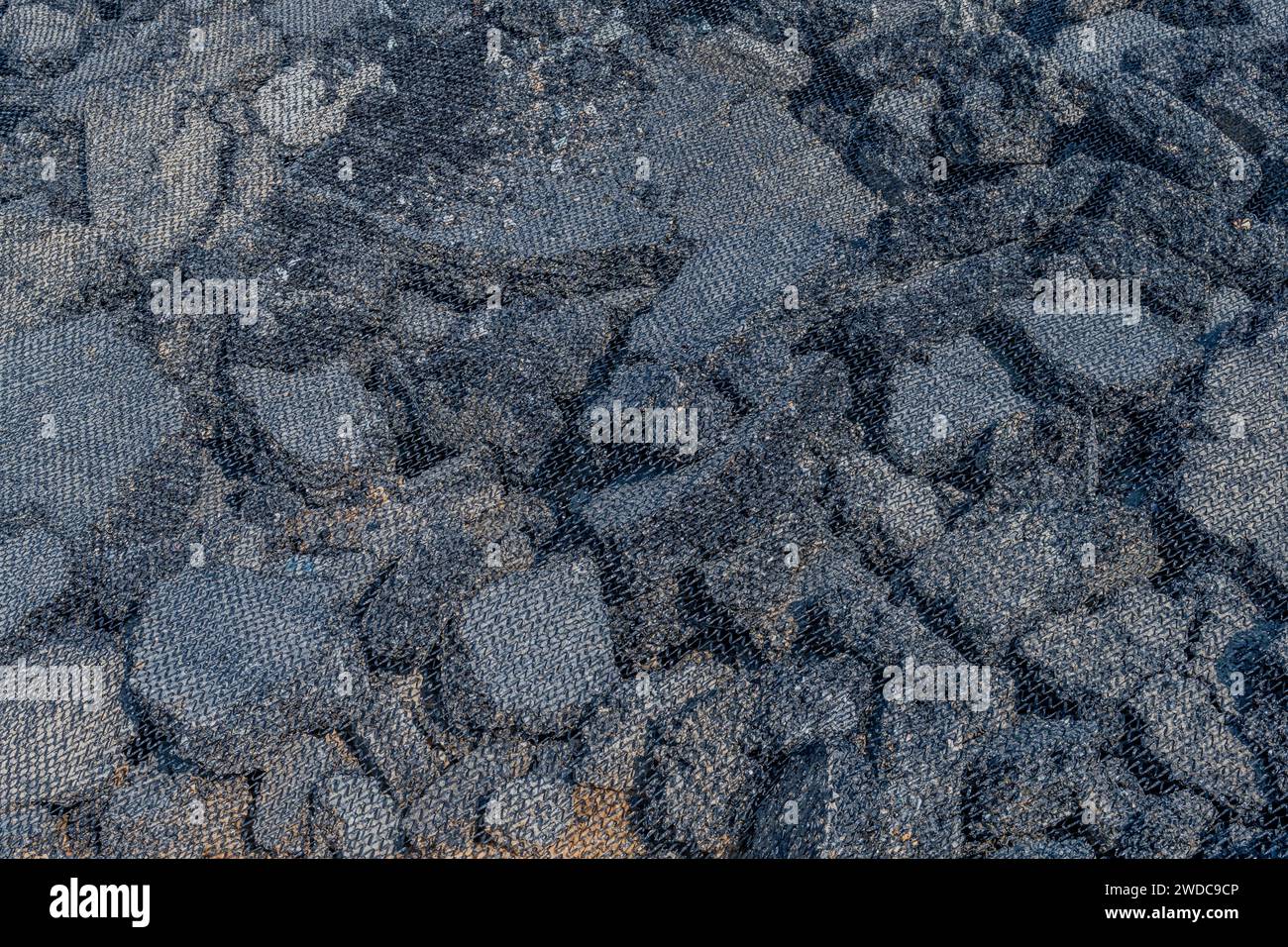 Morceaux cassés d'asphalte du projet routier sous la maille arrière, Corée du Sud, Corée du Sud Banque D'Images