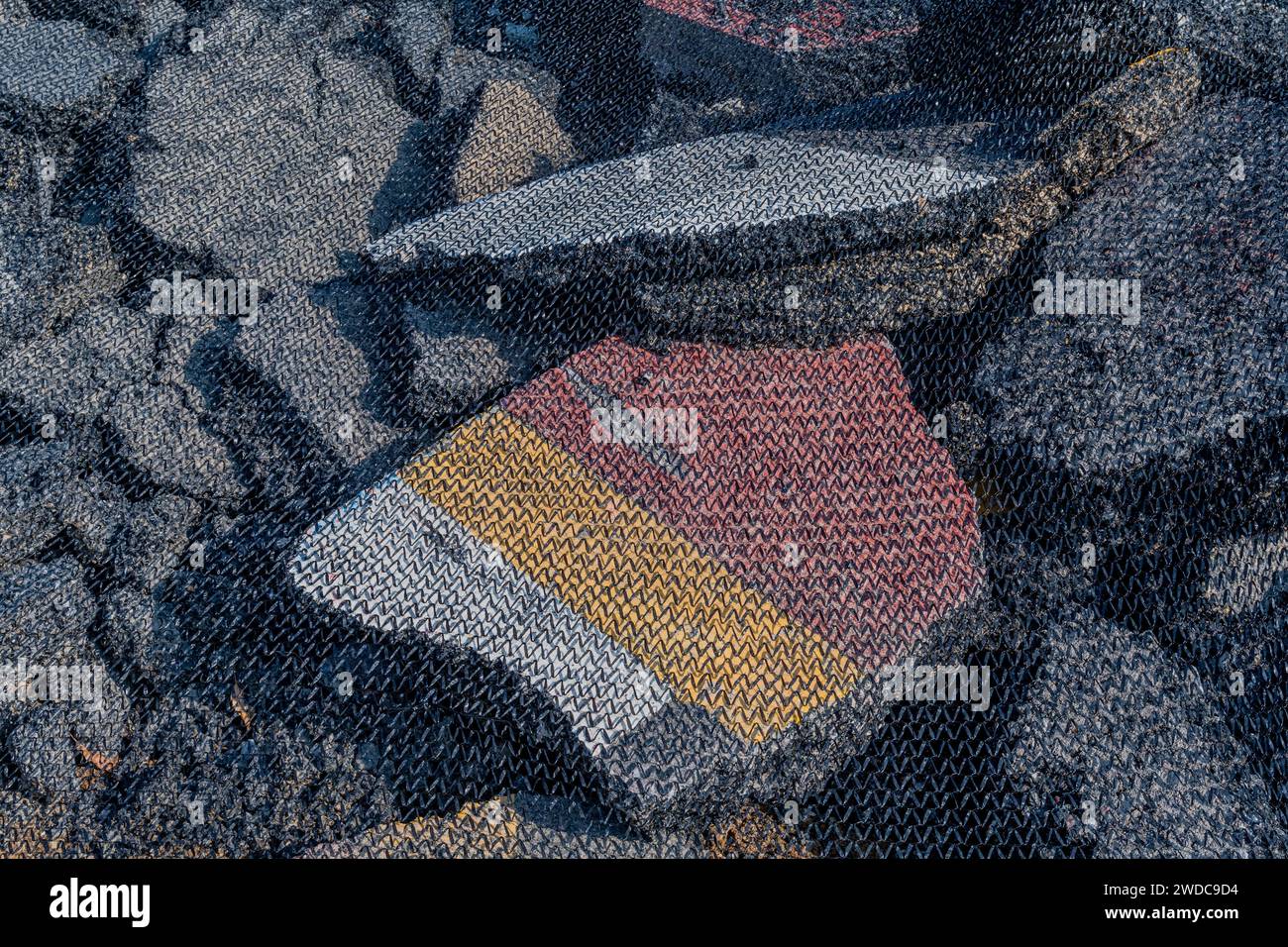Morceaux cassés d'asphalte du projet routier sous la maille arrière, Corée du Sud, Corée du Sud Banque D'Images