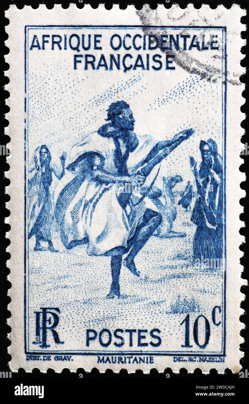 Danses tribales africaines sur timbre-poste français vintage Banque D'Images