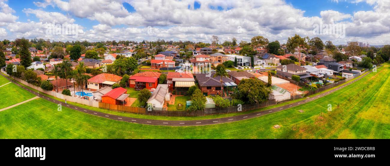 Ville de Ryde maisons résidentielles sur rue calme au parc vert - panorama aérien. Banque D'Images