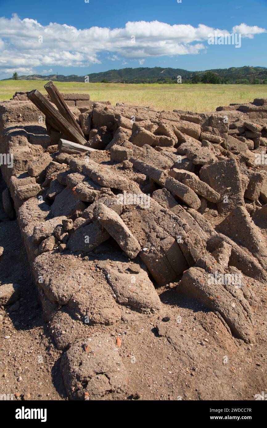 Ruines de la mission, Mission San Antonio de Padua, comté de Monterey, réserve militaire de fort Hunter Liggett, Californie Banque D'Images